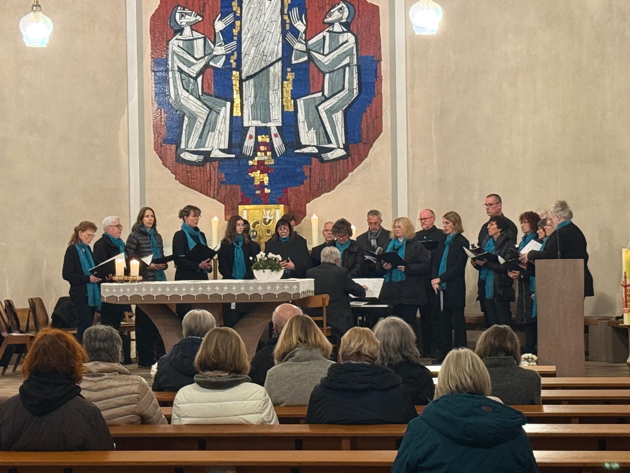 Foto: Tobias Schmitt Das Vokalensemble 'Zeller Hamm' unter Leitung von Regionalkantor i.R. Helmut Bremm in der Pfarrkirche Bausendorf