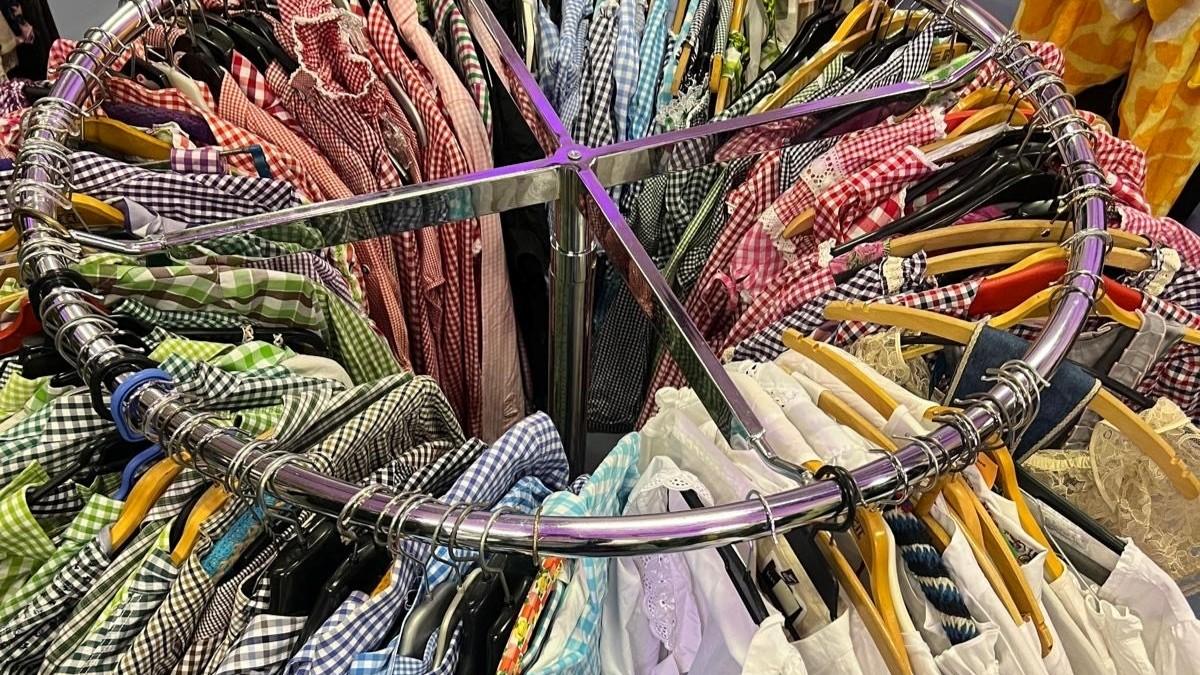 Eine Kleiderstange mit vielen bunten Hemden in unterschiedlichen Farben.