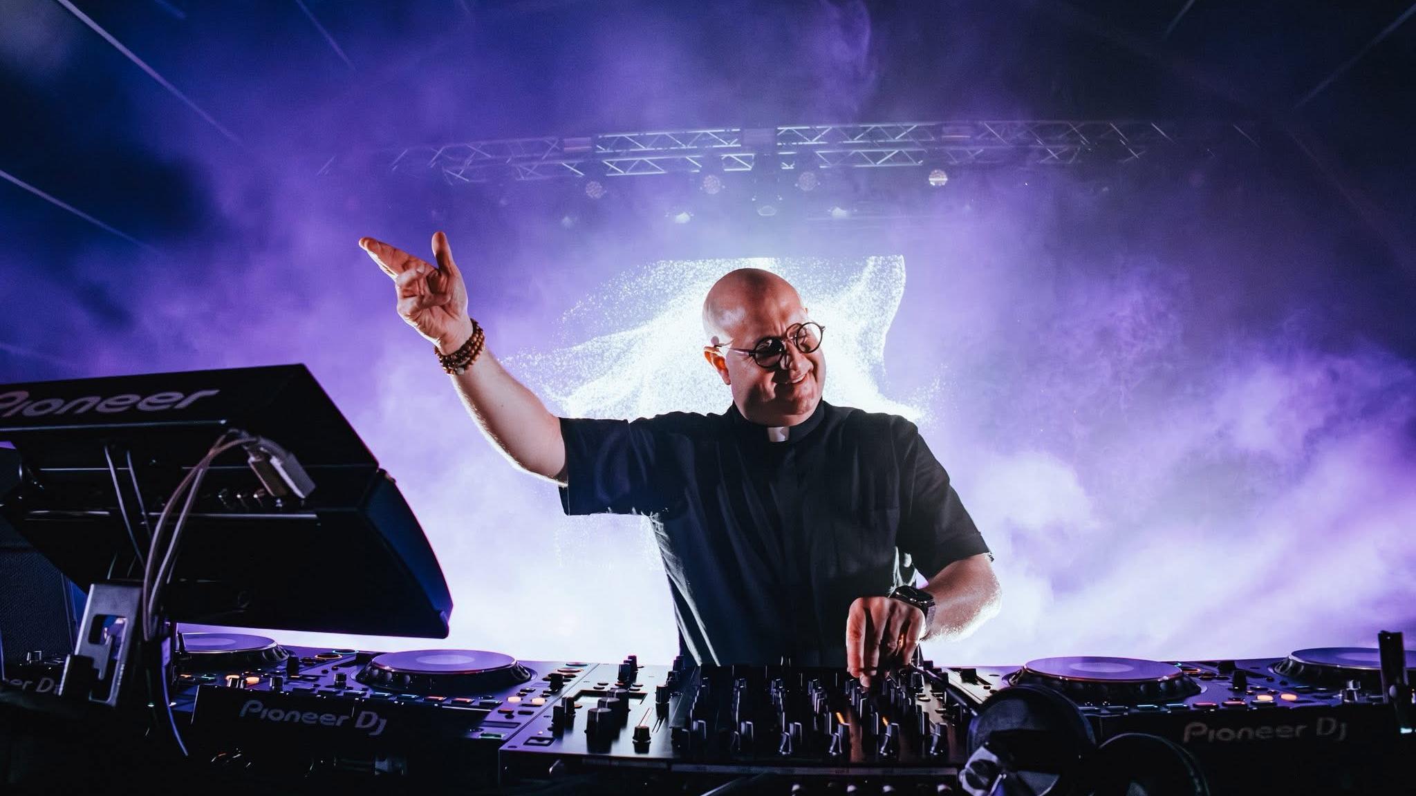 Padre Guilherme legte schon vor Papst Leo XIV. als DJ auf.